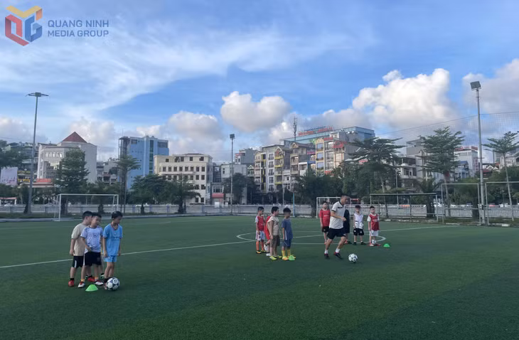 Một lớp học bóng đá tại Cung Văn hóa thanh thiếu nhi Quảng Ninh tổ chức hè năm 2024.