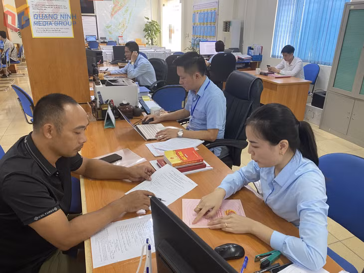 Cán bộ Trung tâm Phục vụ Hành chính công chi nhánh huyện Vân Đồn hướng dẫn công dân làm TTHC. Ảnh Ngọc Trâm
