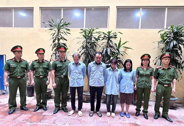 Các bị can Chinh, Hà, Ánh Tuyết, Vân Anh tại cơ quan công an. Ảnh: CACC
