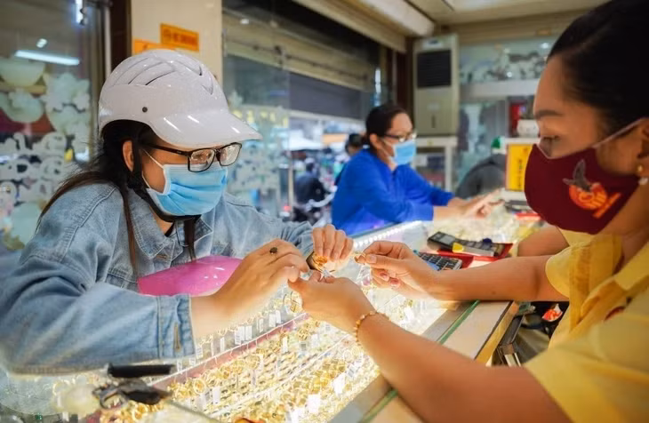 Giá vàng trong nước tiếp đà giảm trong phiên giao dịch sáng 9/5. Ảnh: Chí Hùng.