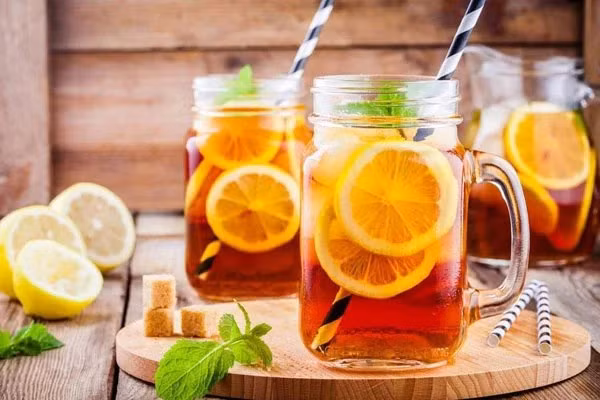 Bạn có thể dễ dàng tự pha một ly trà chanh tại nhà với trà túi lọc hoặc trà lá, thêm nước cốt chanh và một chút đường hoặc mật ong tùy theo sở thích.