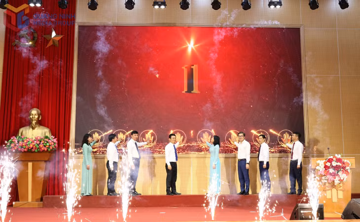 Các đại biểu thực hiện nghi thức khánh thành phòng truyền thống huyện.