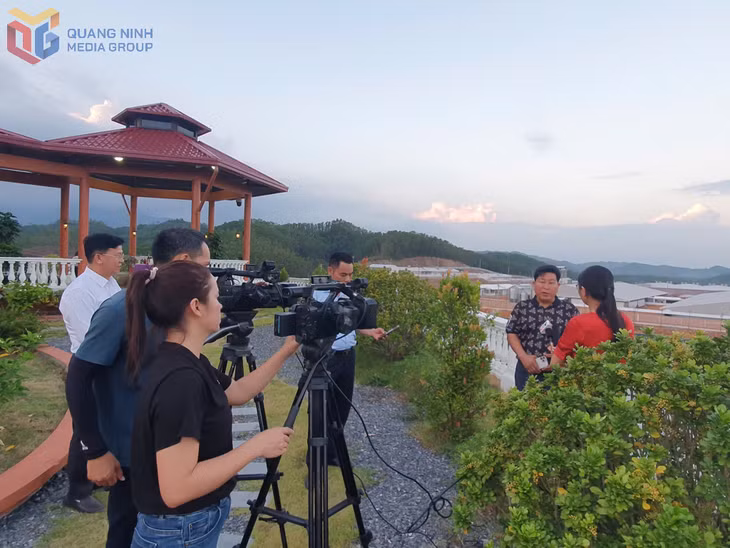 Phóng viên Nguyễn Thị Trinh, Trung tâm Truyền thông- Văn hoá huyện Hải Hà (đứng đầu ảnh) cùng các đồng nghiệp phỏng vấn tìm hiểu hoạt động của Trang trại chăn nuôi lợn công nghệ cao Greentech thôn 4, xã Quảng Sơn, Hải Hà.