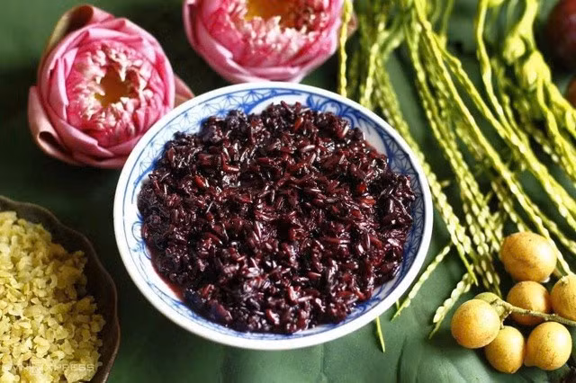 Rượu nếp cẩm chứa chất chống oxy hóa anthocyanin giúp giảm nguy cơ mắc các bệnh mạn tính.