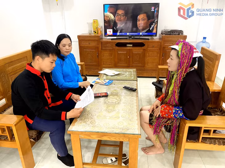 Tổ công nghệ số thôn Tân Sơn, xã Quảng Tân, huyện Đầm Hà tuyên truyền cho người dân ở thôn về chuyển đổi số. Ảnh: Ngọc Trâm