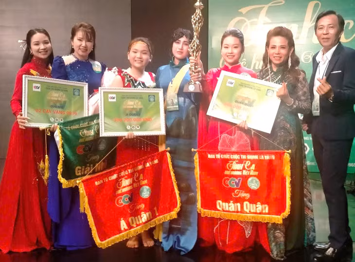 Em Nguyễn Ngọc Anh, lớp Cao đẳng Thanh Nhạc K12, khoa Nghệ thuật, Trường Đại học Hạ Long (đứng thứ 3, từ phải sang), đạt Quán quân Giọng ca vàng Tình ca quê hương Việt Nam mùa thứ nhất. (Nguồn ảnh: Website Ban tổ chức)