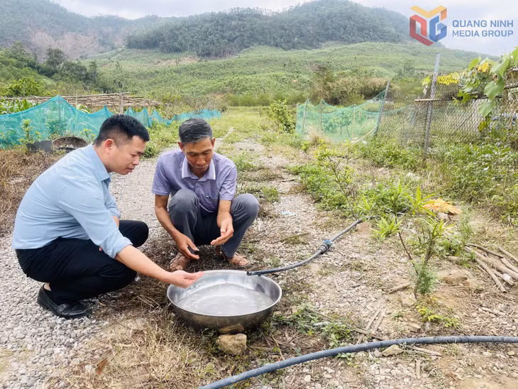 Cán bộ UBND xã Vạn Yên (huyện Vân Đồn) kiểm tra tình trạng sử dụng nước của nhân dân thôn Đài Làng.