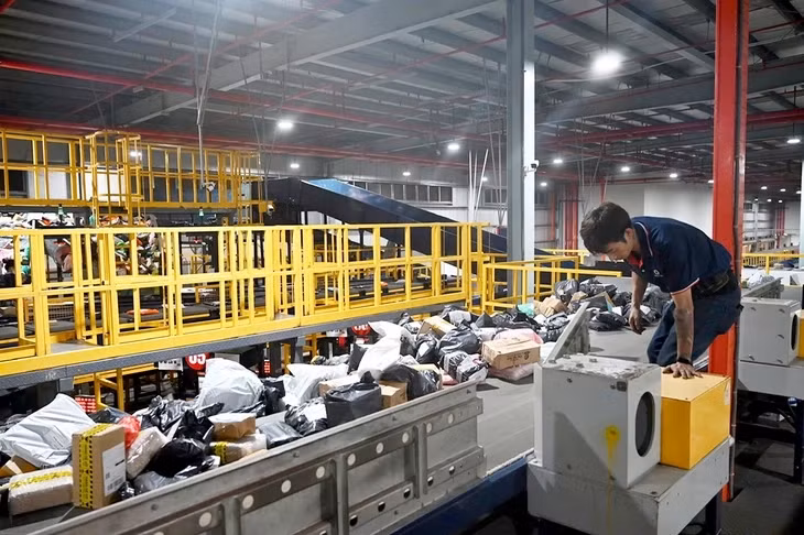 Ngoài giá rẻ, hàng Trung Quốc còn có lợi thế logistics hiện đại giúp giao nhận hàng hóa thuận lợi - Ảnh: B.MAI