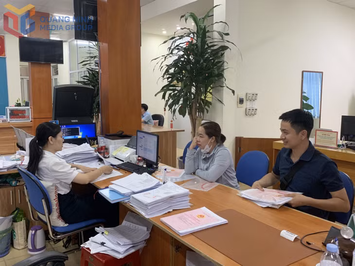 Cán bộ Chi nhánh Trung tâm Phục vụ hành chính công huyện Vân Đồn giải quyết thủ tục cho người dân.