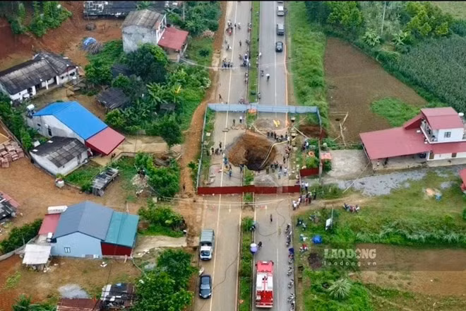 Hố tử thần có xu hướng sụt sâu, khiến công tác tìm kiếm người mất tích gặp khó. Ảnh: Nguyễn Hoàn.