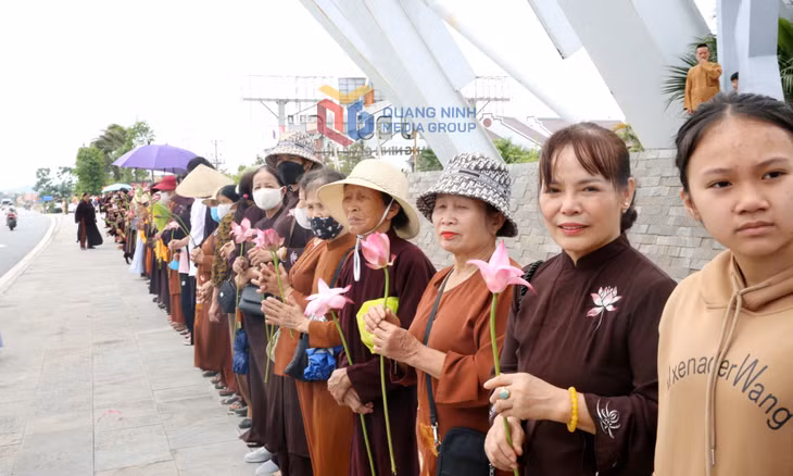 Hàng nghìn phật tử chờ đón đoàn rước xá lợi Đức Phật tại Trạm dừng nghỉ Quảng Ninh Gate.