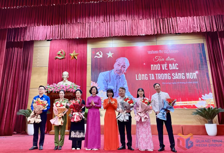 Lãnh đạo Ban Tuyên giáo và Dân vận Tỉnh uỷ, lãnh đạo TP Hạ Long tặng hoa cho các khách mời tiêu biểu tham gia chương trình toạ đàm.