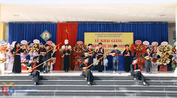 Các tiết mục văn nghệ mang đậm bản sắc dân tộc do chính các học sinh Trường THCS&amp;THPT Hoành Mô (huyện Bình Liêu) thể hiện.