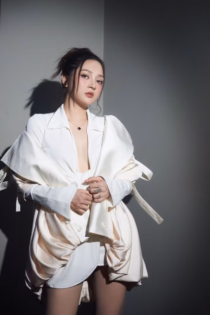 Bảo Anh, Bích Phương là 2 trong số 30 nghệ sĩ tham gia Em xinh "say hi". Ảnh: FBNV.