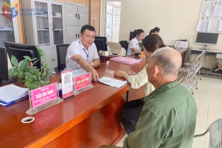 Cán bộ UBND xã Đồng Rui hướng dẫn người dân làm các TTHC.