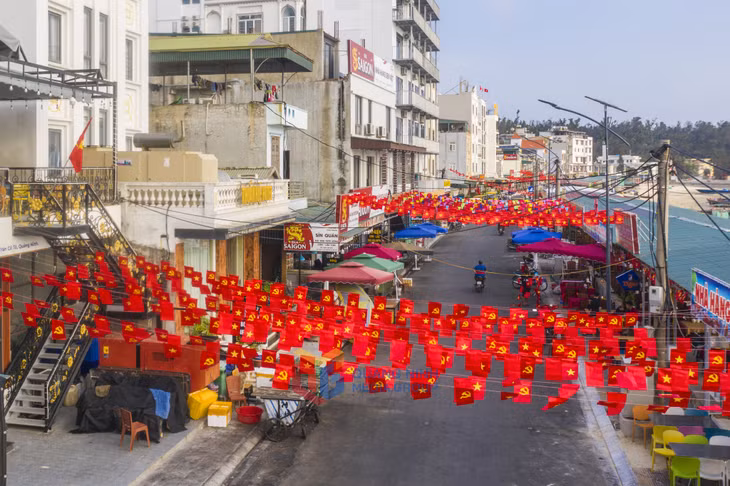 Cô Tô có tuyến phố ẩm thực ven biển khá sầm uất.