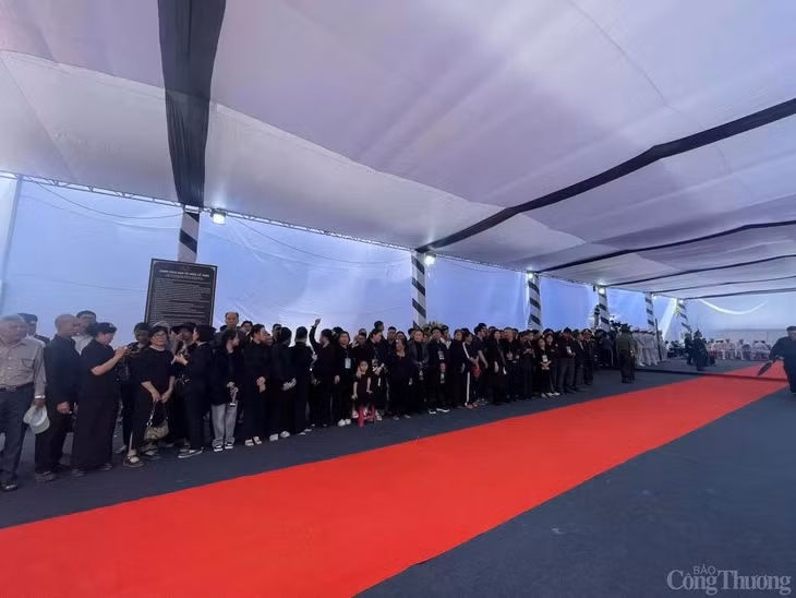 Người dân quê nhà Phổ Khánh, bà con họ hàng đã có mặt để đón linh cữu nguyên Chủ tịch nước Trần Đức Lương về với đất mẹ