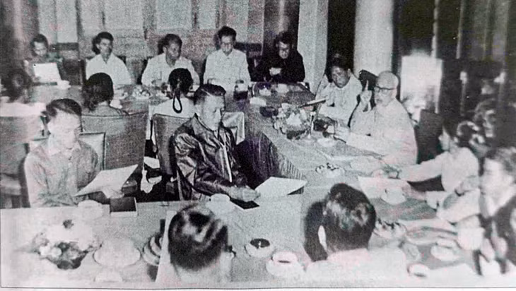 Bác Hồ gặp đại biểu công nhân cán bộ ngành than tại Phủ Chủ tịch ngày 15/11/1968. Ảnh tư liệu