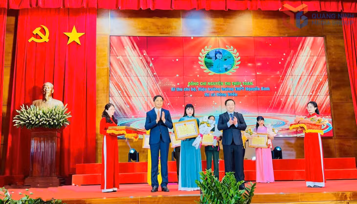 Cô Nguyễn Thị Thuý Toàn được UBND tỉnh tặng bằng khen điển hình tiêu biểu trong phong trào thi đua 