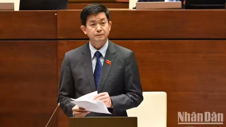 Tổng Thư ký Quốc hội, Chủ nhiệm Văn phòng Quốc hội Lê Quang Tùng phát biểu giải trình, làm rõ một số vấn đề đại biểu Quốc hội nêu tại phiên họp. (Ảnh: BÙI GIANG)