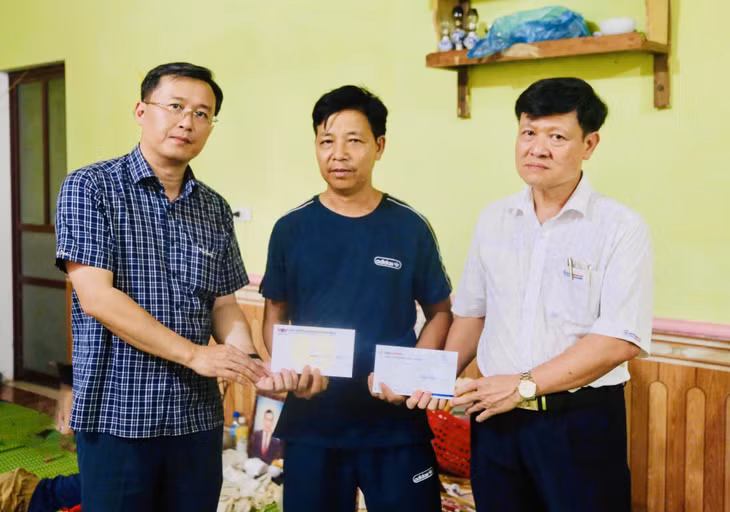Đại diện Công ty đến thăm hỏi, động viên gia đình có người bị tử vong trong trận lũ quét tại huyện Ba Bể, tỉnh Bắc Kạn.