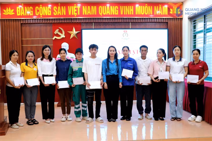 Lãnh đạo LĐLĐ huyện Vân Đồn trao quà hỗ trợ cho công nhân, lao động có hoàn cảnh khó khăn.