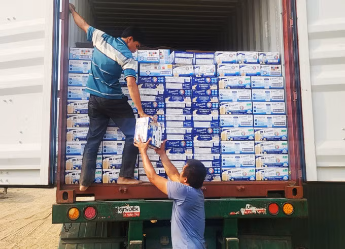 Số hàng lậu cảnh sát phát hiện, Ảnh: Nhật Vy
