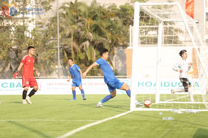 Tiến Anh có pha đệm bóng nâng tỉ số lên 3-0 cho Quảng Ninh.