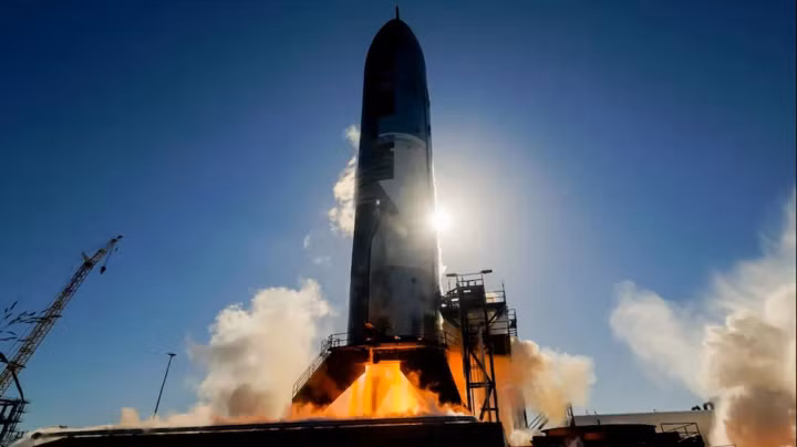 SpaceX Starship chuẩn bị rời bệ phóng.