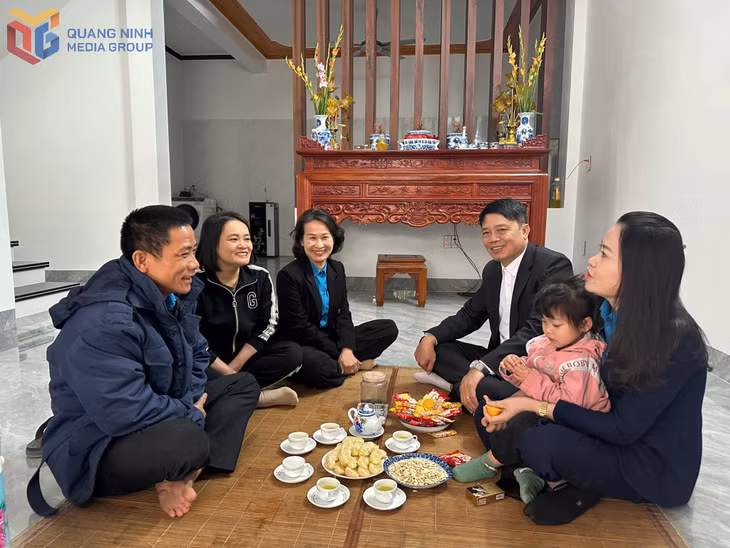 Gia đình anh Hoàng Văn Hệ (Phân xưởng khai thác 27, Công ty Than Uông Bí - TKV) trong căn nhà mới khang trang. 