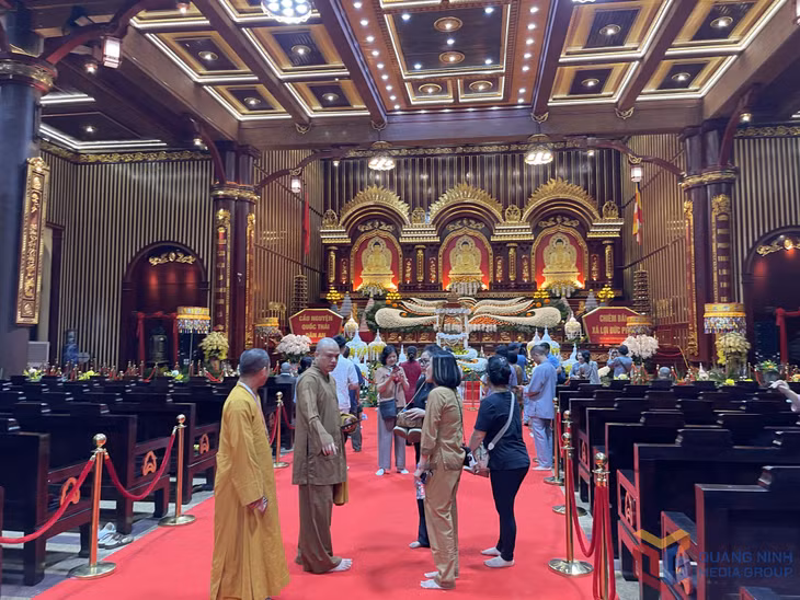 Chiều 24/5, tại Cung Trúc Lâm Yên Tử không khí khẩn trương nhưng trang nghiêm bao trùm khi các công đoạn chuẩn bị đã cơ bản hoàn tất.