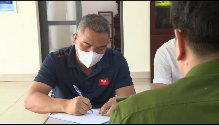 Ông Lạc làm việc với cơ quan công an. Ảnh: CTV