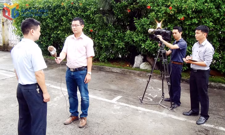 Nhóm tác giả thực hiện tác phẩm “Đổi mới phương thức lãnh đạo của Đảng - Nhìn từ tinh giản bộ máy biên chế ở Quảng Ninh” tác nghiệp tại cơ sở.