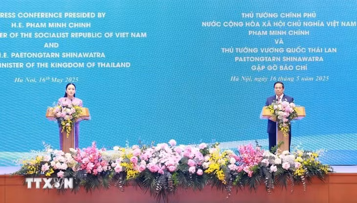 Thủ tướng Phạm Minh Chính và Thủ tướng Thái Lan Paetongtarn Shinawatra công bố Việt Nam và Thái Lan nâng cấp quan hệ lên Đối tác Chiến lược Toàn diện. (Ảnh: Dương Giang/TTXVN)
