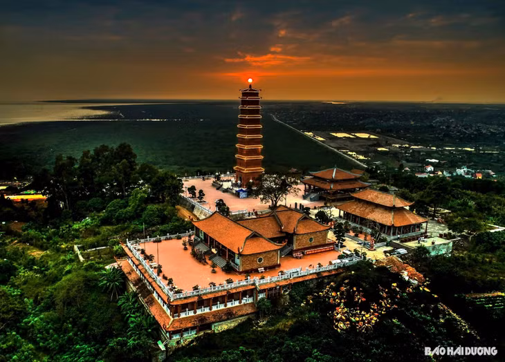 Quần thể chùa tháp Tường Long tọa lạc trên đỉnh Long Sơn, phường Ngọc Xuyên, quận Đồ Sơn là một di tích khảo cổ học tiêu biểu của văn hóa Việt Nam thời Lý - Trần