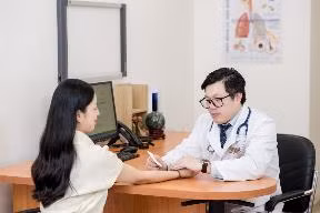 PGS.TS.BS Nguyễn Văn Đĩnh thăm khám cho khách hàng