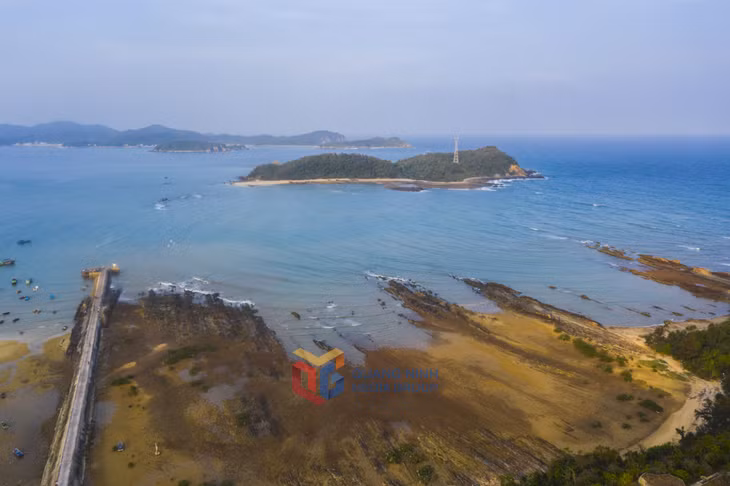 Bãi đá ven biển đẹp như bức tranh