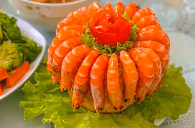 Tôm hấp nước dừa là một món ăn bổ dưỡng không thể bỏ qua trong thực đơn của gia đình dịp nghỉ lễ.