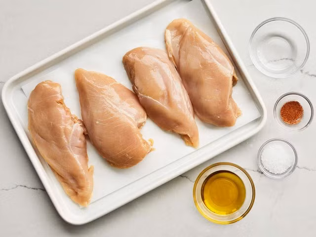 Ức gà là một trong những nguồn protein nạc lý tưởng cho người đang giảm cân.