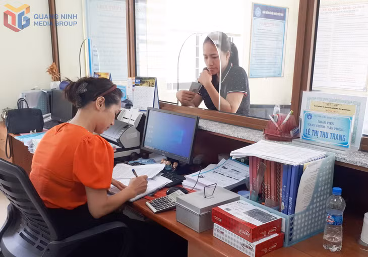 Người dân đến BHXH huyện Tiên Yên làm thủ tục nộp tiền tham gia BHXH tự nguyện.