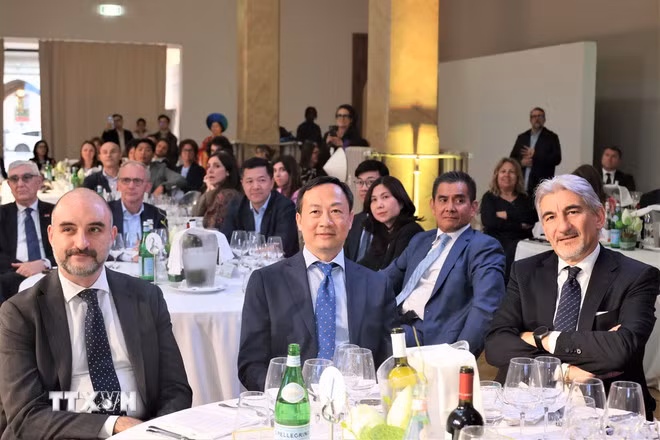 Đại sứ Việt Nam tại Italy Dương Hải Hưng (giữa) và các đại biểu tham dự sự kiện. (Ảnh: Dương Hoa/TTXVN)