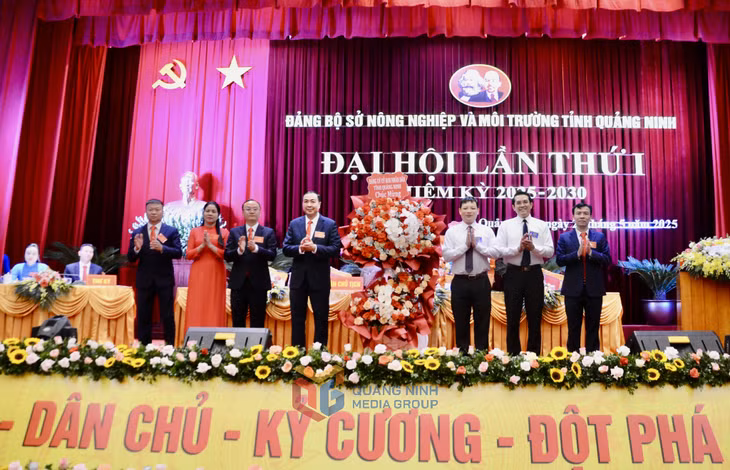Các đồng chí Thường trực Đảng ủy UBND tỉnh tặng hoa chúc mừng Đại hội Đảng bộ Sở NN&amp;MT tỉnh Quảng Ninh lần thứ I, nhiệm kỳ 2025-2030.