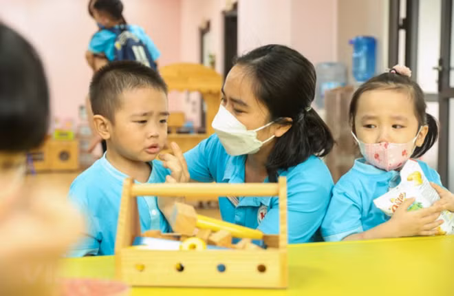 Giáo viên mầm non vất vả nhất nhưng thu nhập thấp nhất. (Ảnh: Hoàng Hiếu/Vietnam+)