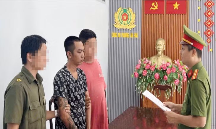 Cơ quan CSĐT Công an tỉnh Kiên Giang tống đạt quyết định khởi tố bị can đối với Nguyễn Vũ Bằng.