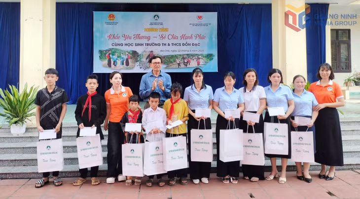  Hội Bảo trợ NKT - TMC tỉnh và CLB Thiện nguyện Nhân tâm Hạ Long tặng quà cho các em học sinh mồ côi khuyết tật và giáo viên có hoàn cảnh khó khăn tại Trường TH, THCS Đồn Đạc (huyện Ba Chẽ).