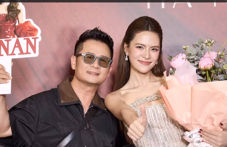 Đồng nghiệp đến ủng hộ Hà Nhi.