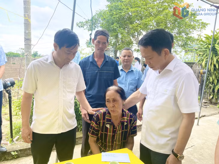 Lãnh đạo huyện Hải Hà thăm, động viên và trao hỗ trợ của tỉnh, của huyện cho gia đình nạn nhân bị đuối nước