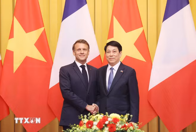 Chủ tịch nước Lương Cường và Tổng thống Pháp Emmanuel Macron chụp ảnh chung trước hội đàm. (Ảnh: Lâm Khánh/TTXVN)