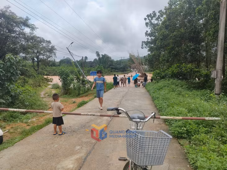 Cơ quan chức năng đã tiến hành đóng barie ngầm tràn và khuyến cáo người dân không đi lại qua các khu vực ngập sâu.