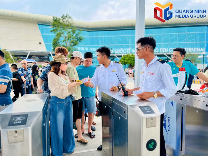 Lực lượng chức năng làm thủ tục soát vé.